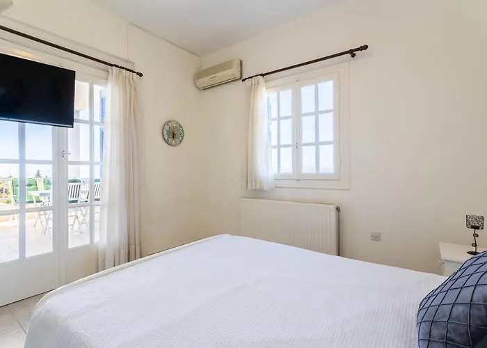 Apartment Seaview Haven With Pool By The *